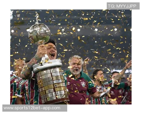 弗拉门戈夺解放者杯现场获颁2400万美元支票庆祝胜利